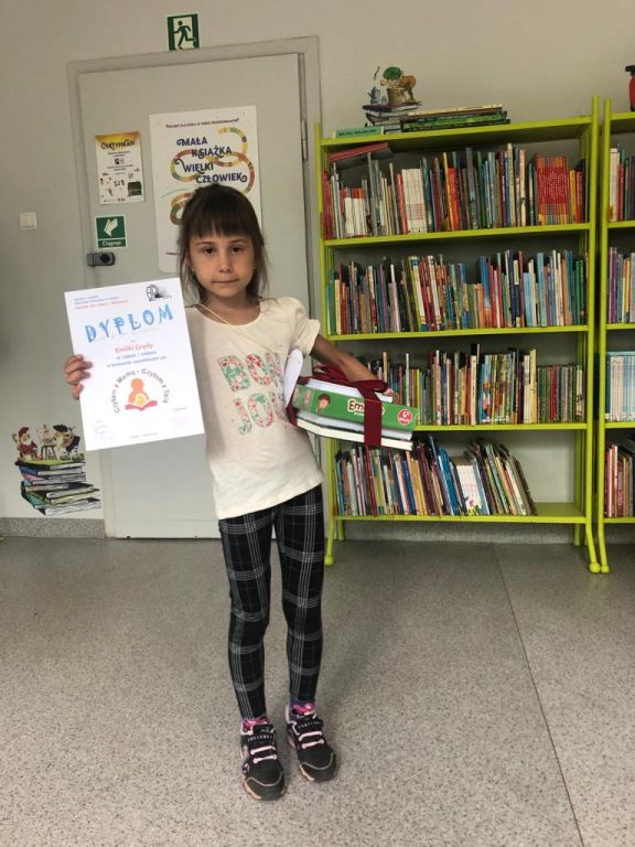 Dziewczynka, kt&oacute;ra zdobyła pierwsze miejsce w konkursie, pokazuje dyplom
