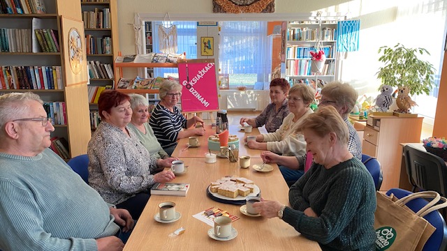 Uczestnicy DKK siedzą przy stole