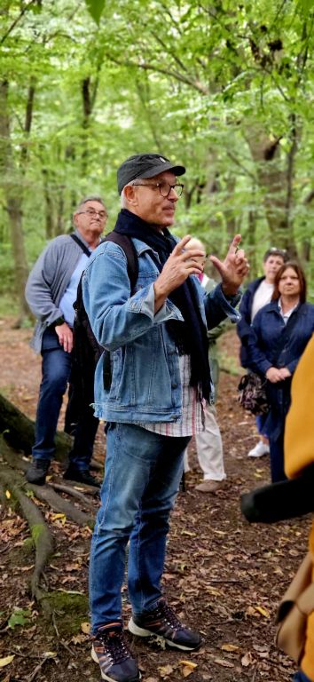 Przewodnik Józef Tomasz Juros opowiada grupie uczestników spaceru o hrabim Redenie i jego żonie