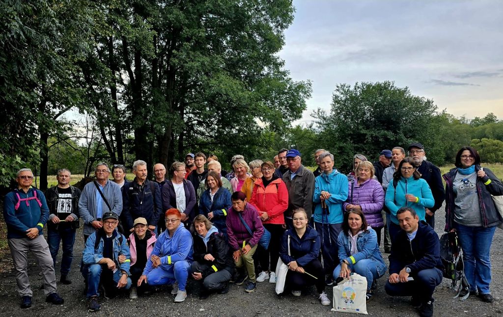czterdziestoosobowa grupa uczestników spaceru historycznego pozuje do zdjęcia.