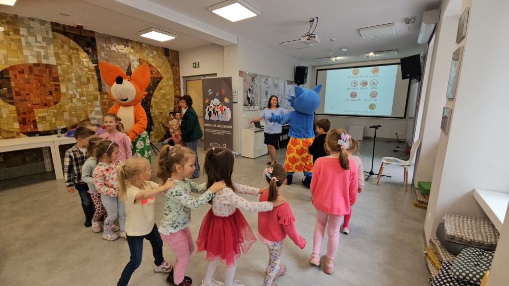 Dzieci bawią się w taneczny pociąg z Fenkiem i Maksiem