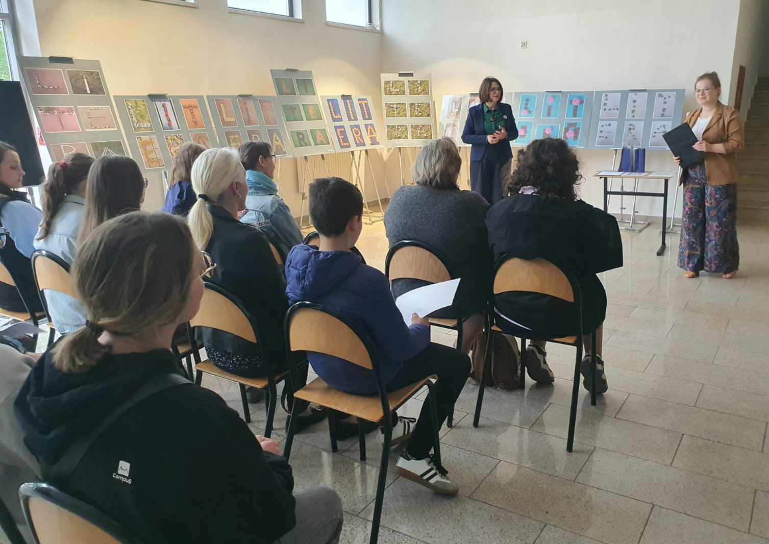 Bibliotekarka dziękuje uczestnikom konkursu za udział i zaangażowanie i zaprasza do oglądania wystawy.