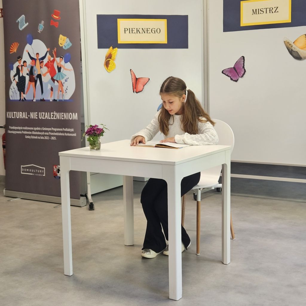 Dziecko czyta przy stoliku