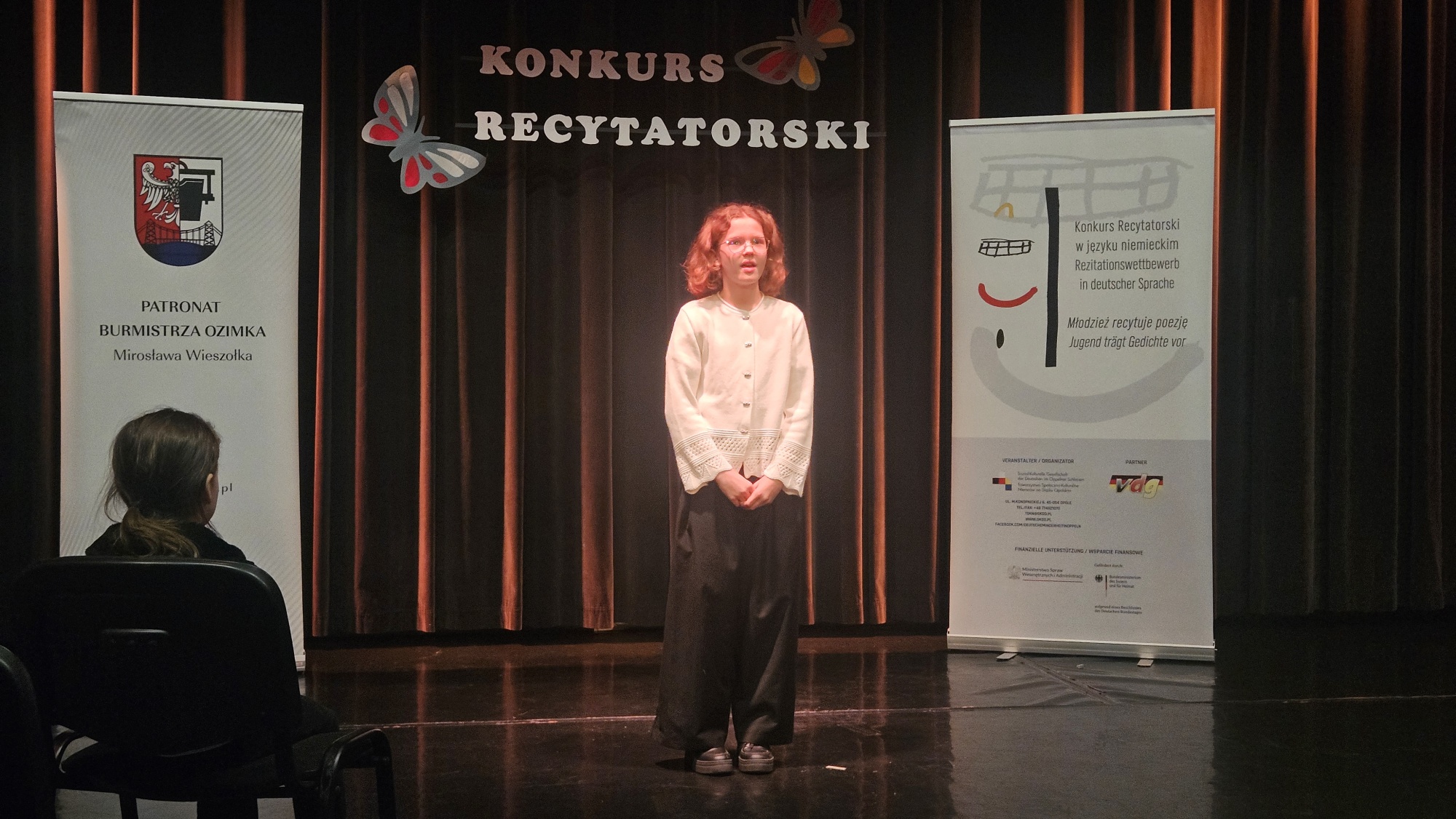 Dziewczynka recytuje