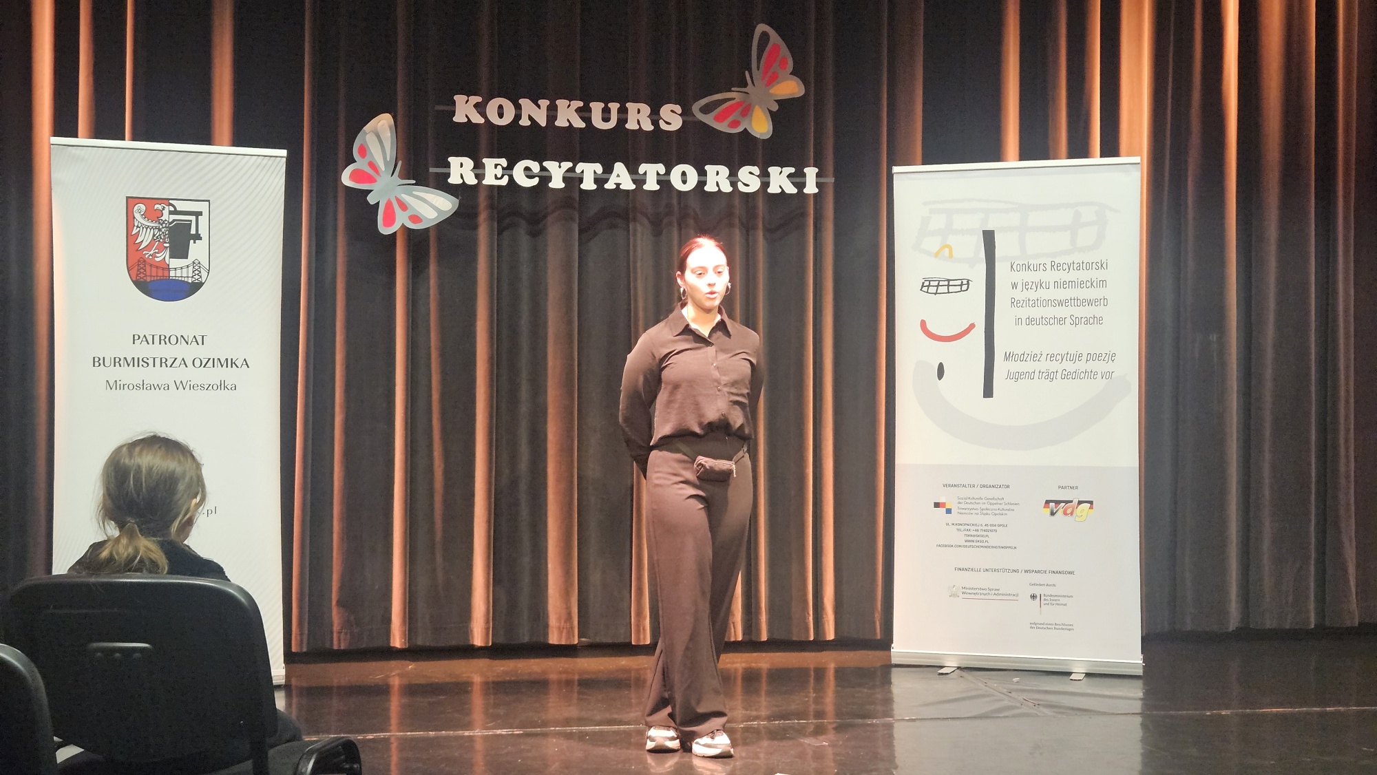 Dziewczyna recytuje wiersz