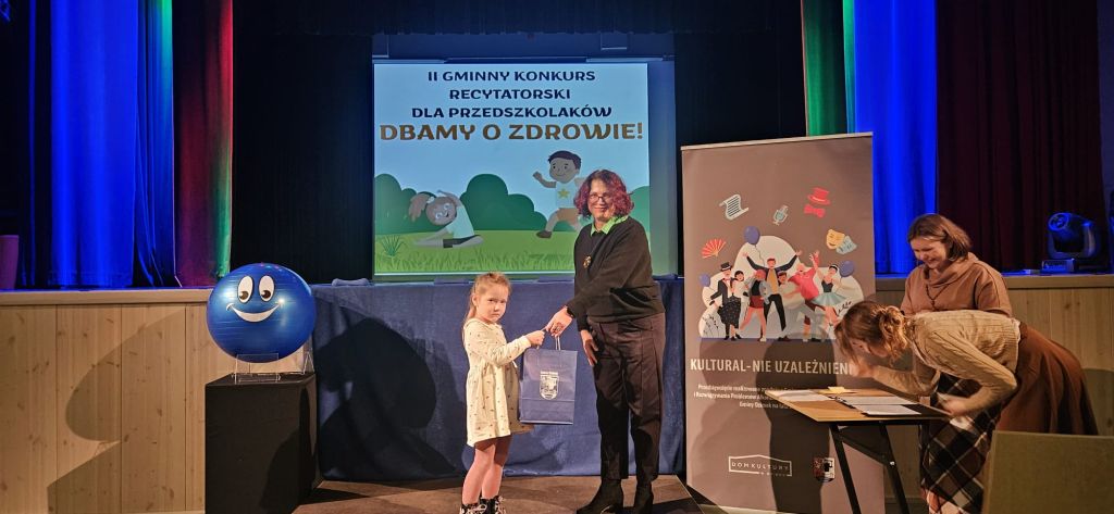 Kierownik biblioteki wręcza nagrodę laureatce