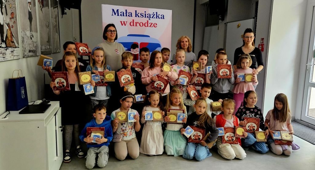 Grupa dzieci prezentuje swoje pudełka na wspomnienia wykonane podczas warsztat&oacute;w Mała książka w drodze