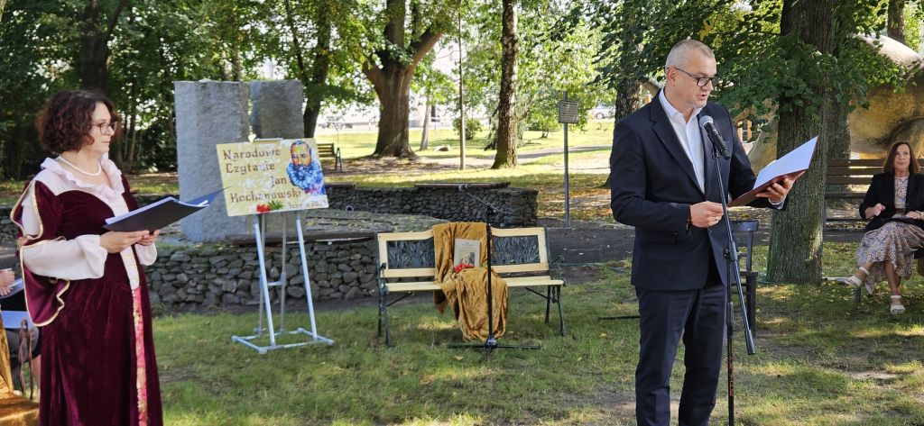 Burmistrz Ozimka czyta do mikrofonu list pary prezydenckiej