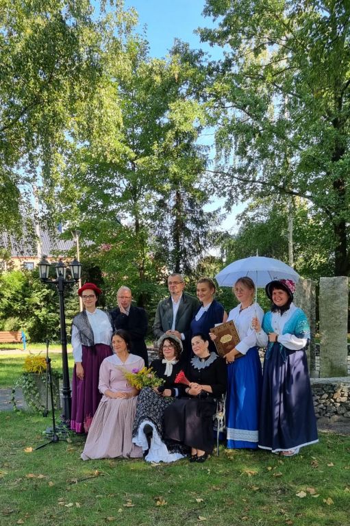 Wsp&oacute;lne zdjęcie czytających fragmenty Nad Niemnem