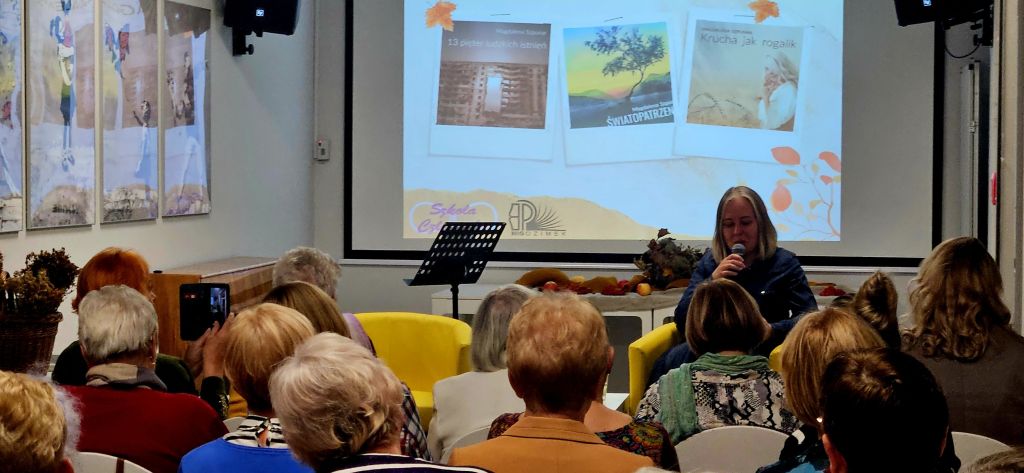 Magdalena Szpunar czyta swoje wiersze zgromadzonej publiczności