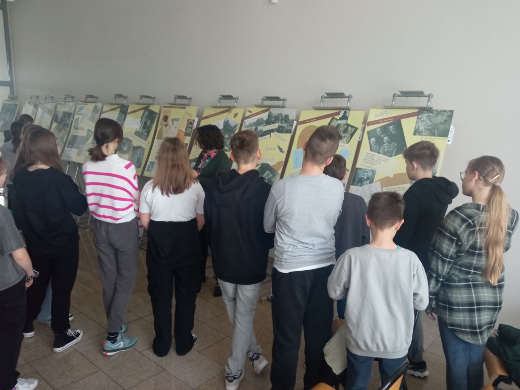Klasa si&oacute;dma ogląda wystawę o Wisławie Szymborskiej i Kornelu Filipowiczu