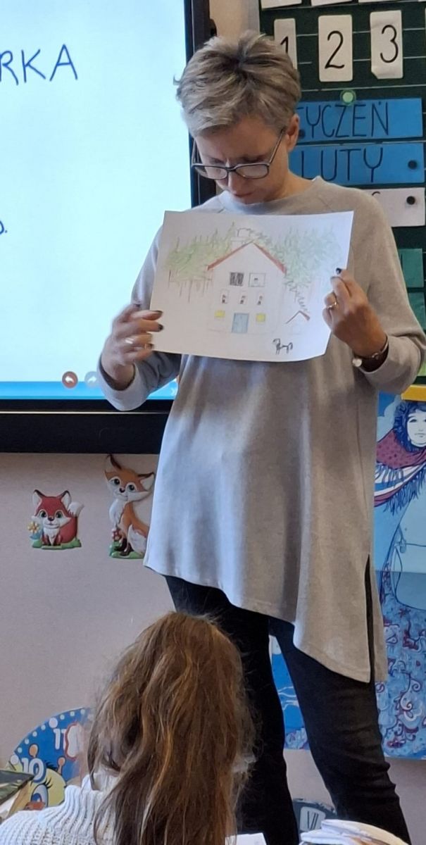 Bibliotekarz pokazuje jedną z prac