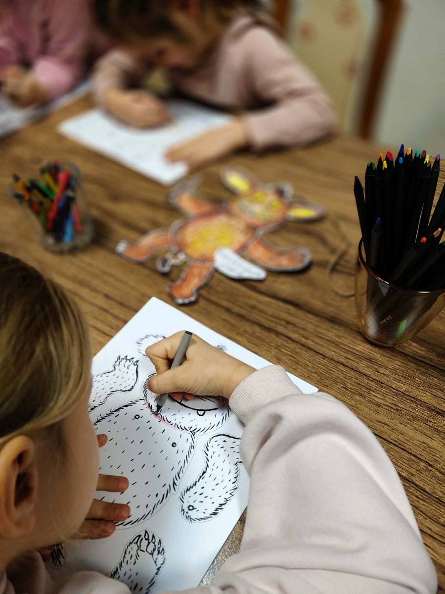 Dziewczynka kolorująca postać z opowiadania Dziecko Gruffalo