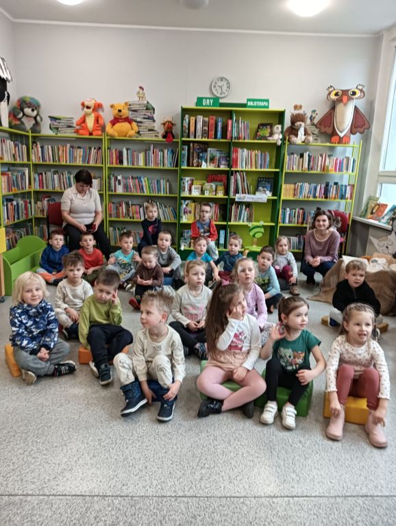 Kolejna grupa przedszkolak&oacute;w słucha bajki w formie teatrzyku kamishibai