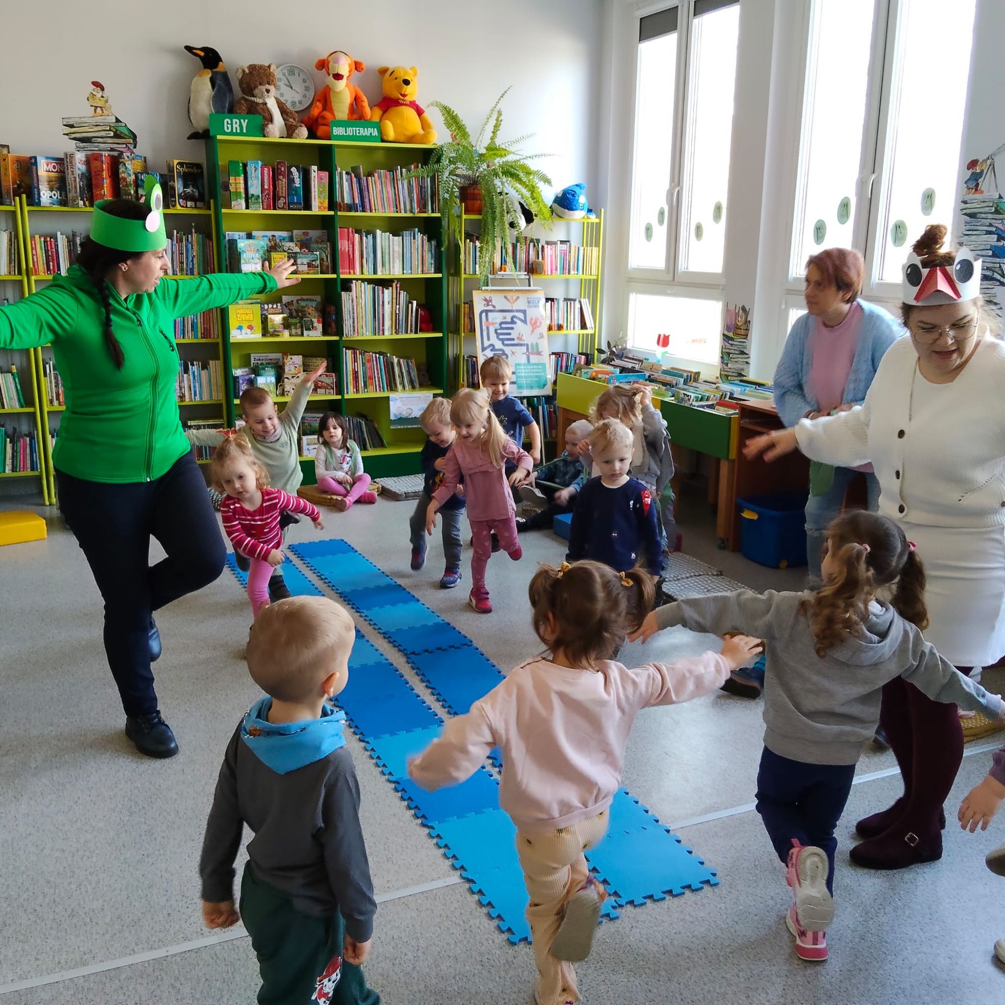 Zabawa ruchowa. Dzieci - żabki skaczą jak płazy oraz dzieci- bociany stoją na jednej nodze.