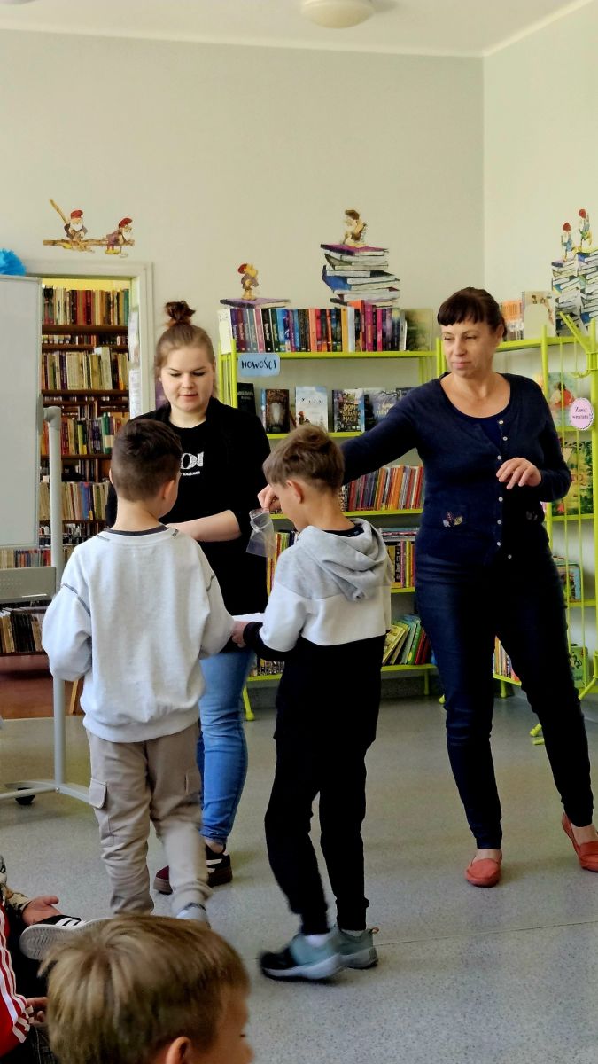 Pra chlopc&oacute;w pokazuje zebrane poszlaki i dowody. 