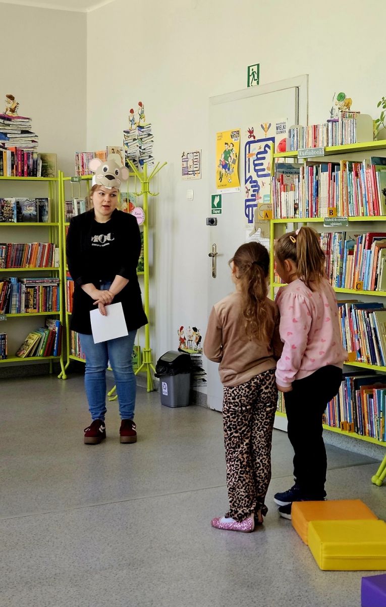 Para dziewczynek przesłuchuje jedna z postaci z lektury- Panią Mysz.