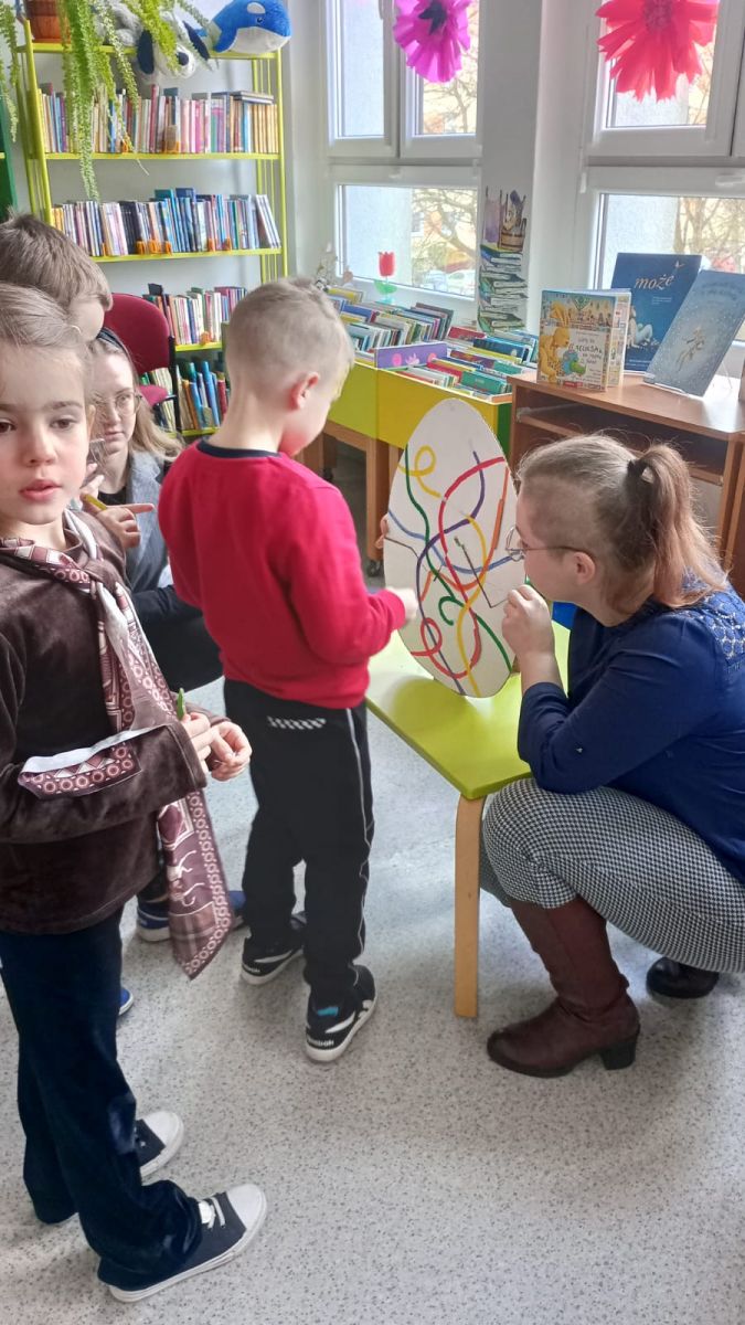 Dzieci otwierają sejf- pisankę.