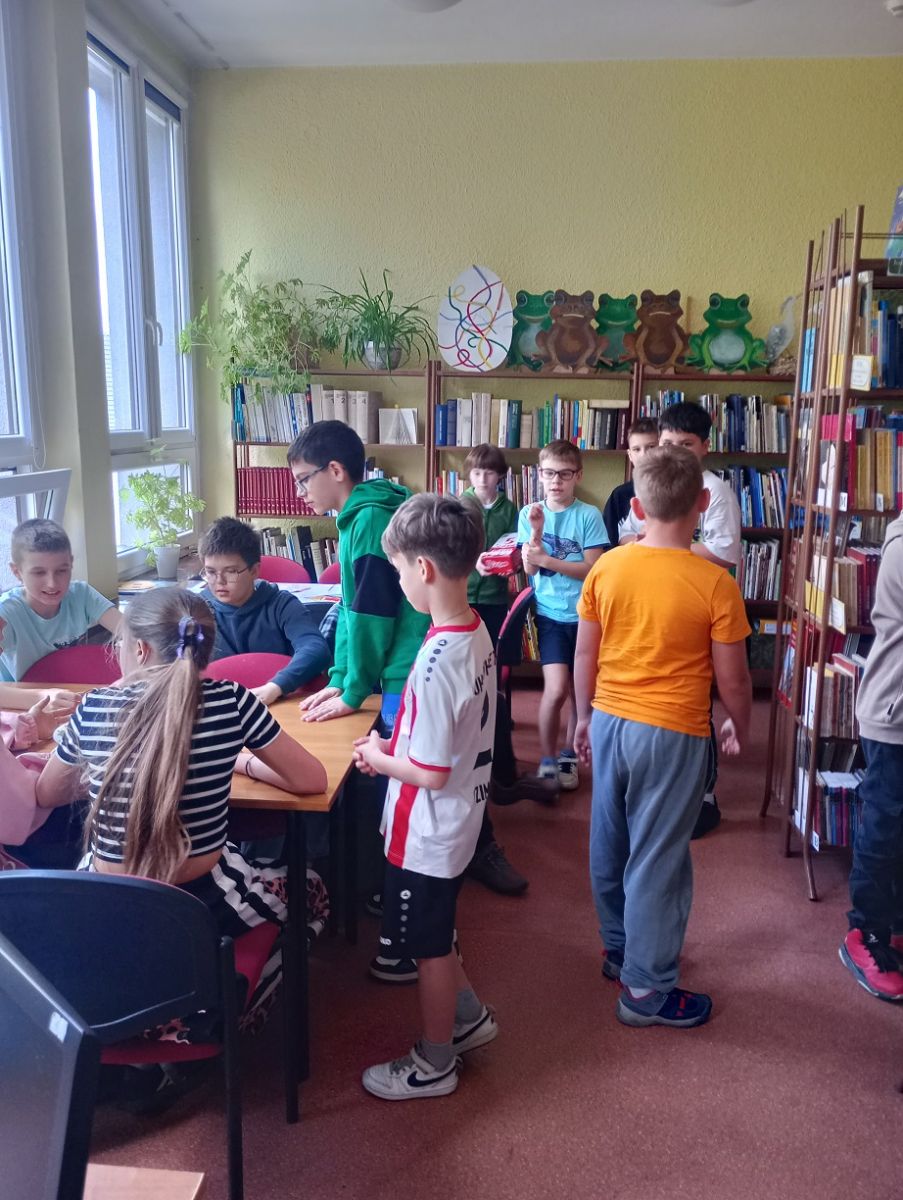 Uczniowie zapoznają się z przestrzenią biblioteczną.