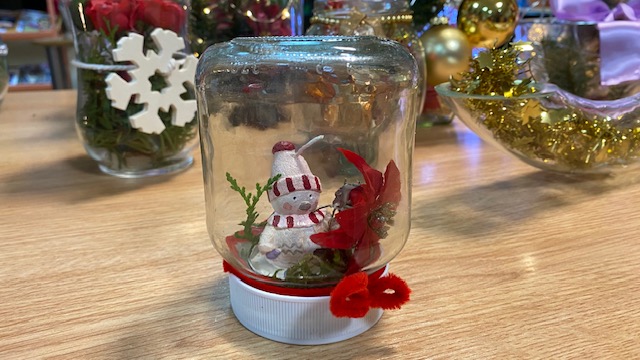 Praca przedstawiająca bałwanka zamkniętego w szklanej kuli