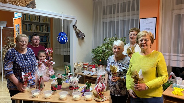 Uczestnicy warsztat&oacute;w prezentują prace wykonane przez siebie.