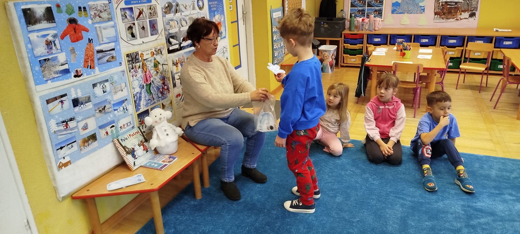 Chłopczyk wylosował płatek śniegu i zadanie do wykonania.